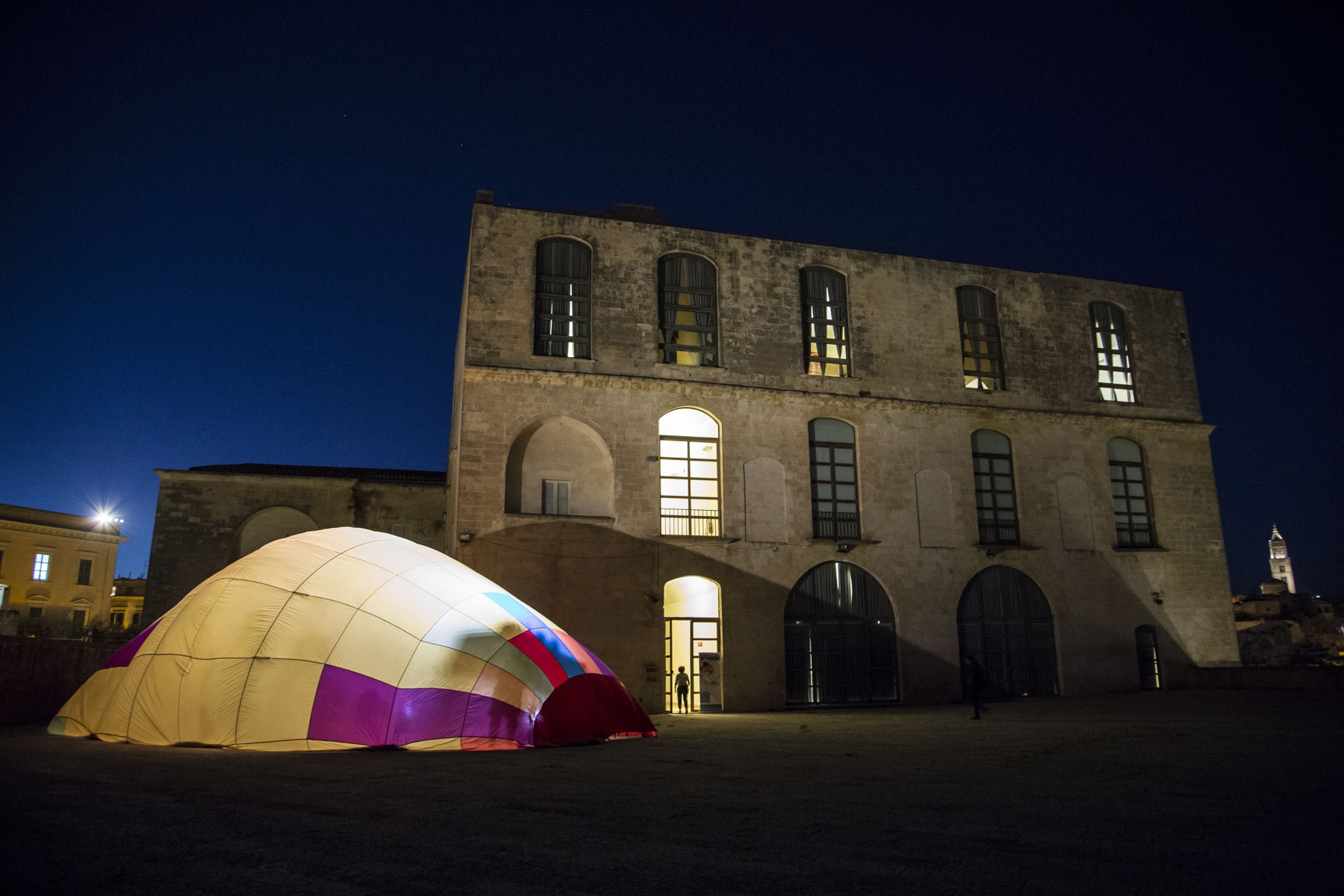 L'Iglú de Vent il·luminat davant l'arquitectura de Matera